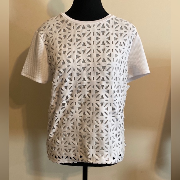 Fabletics short sleeve geometric pattern top. Size Medium - Picture 6 of 7